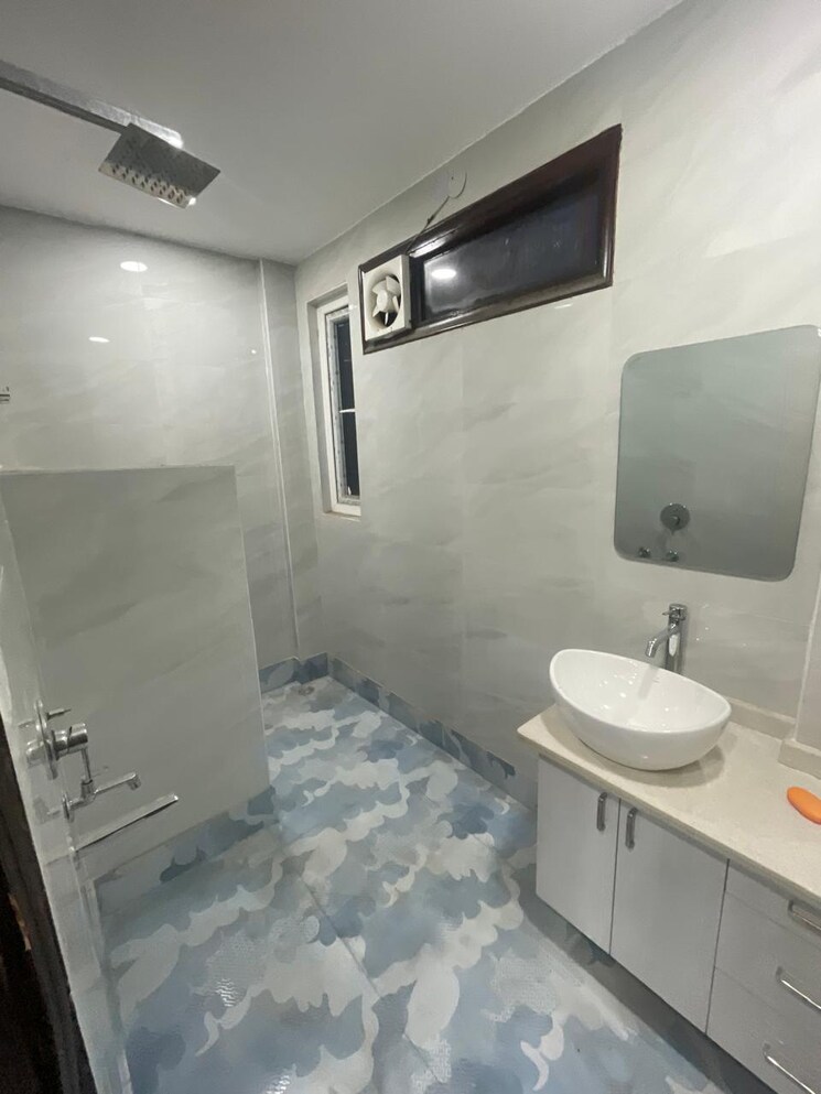Bathroom, prashant vihar 3 Bedroom 1040 Sq.Ft. Builder Floor In Prashant Vihar Delhi 8221348