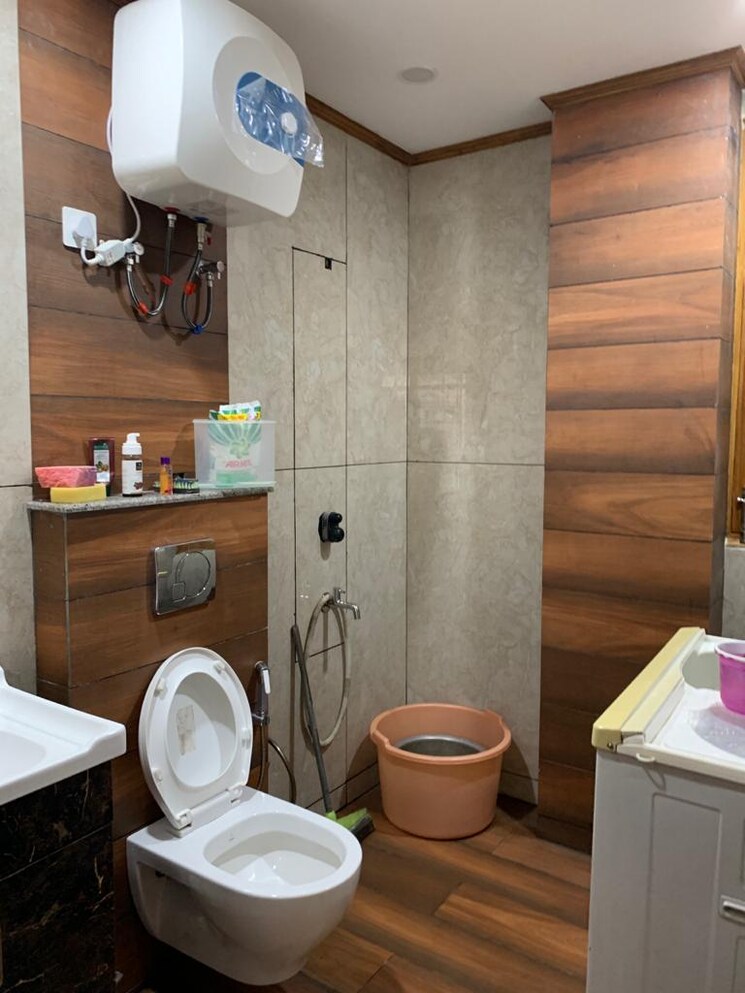 Bathroom, saraswati vihar 4 Bedroom 2500 Sq.Ft. Builder Floor In Saraswati Vihar Delhi 8221350