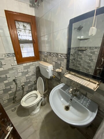 Master Bedroom in 6+ BHK Independent House at Shalimar Bagh – for Sale