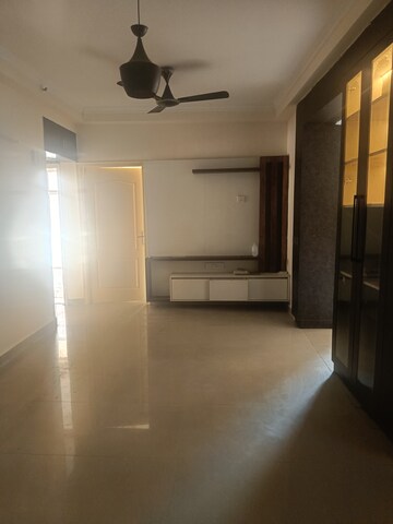 Room in 3 BHK Apartment at Amrapali Silicon City, Sector 76 – for Rent