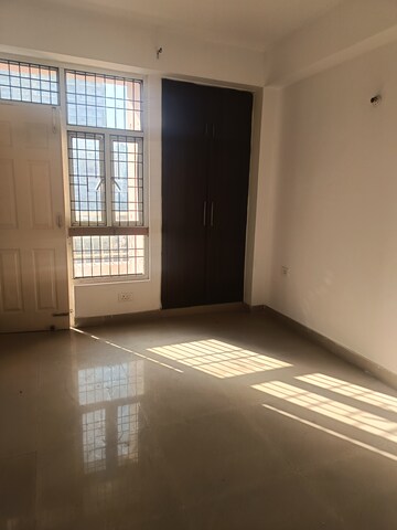 Room in 2 BHK Apartment at Amrapali Silicon City, Sector 76 – for Rent