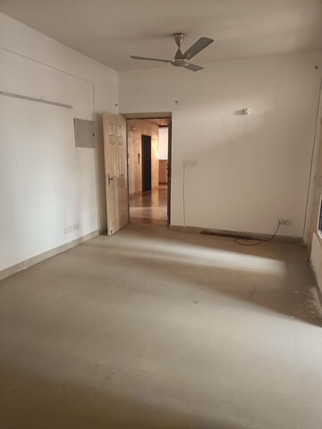Room in 3 BHK Apartment at Amrapali Silicon City, Sector 76 – for Rent