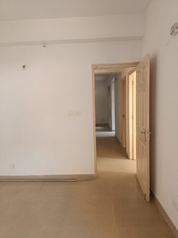 Room in 3 BHK Apartment at Amrapali Silicon City, Sector 76 – for Rent
