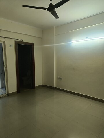 Room in 3 BHK Apartment at Amrapali Silicon City, Sector 76 – for Rent