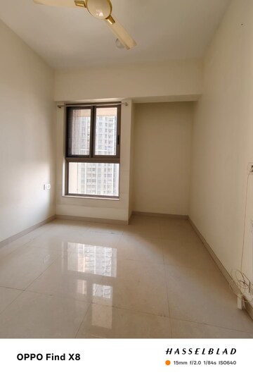 Room in 2 BHK Apartment at Kalpataru Paramount, Kapur Bawdi – for Rent