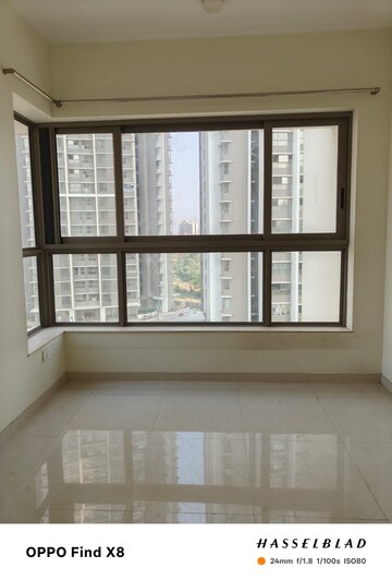 Room in 2 BHK Apartment at Kalpataru Paramount, Kapur Bawdi – for Rent