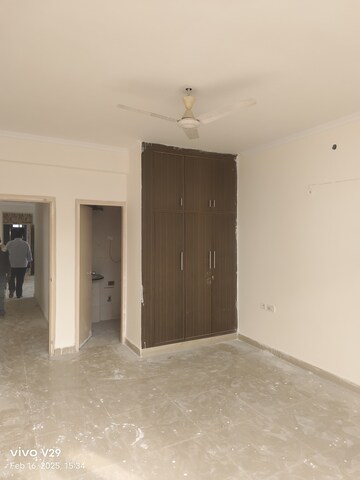 Room in 3 BHK Apartment at Maple Heights, Sector 43 – for Rent