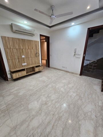 Room in 2 BHK Builder Floor at Sector 27 – for Rent