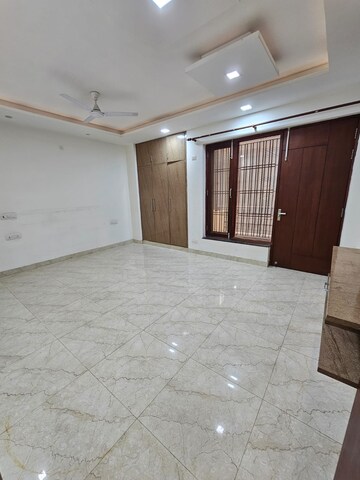 Room in 2 BHK Builder Floor at Sector 27 – for Rent