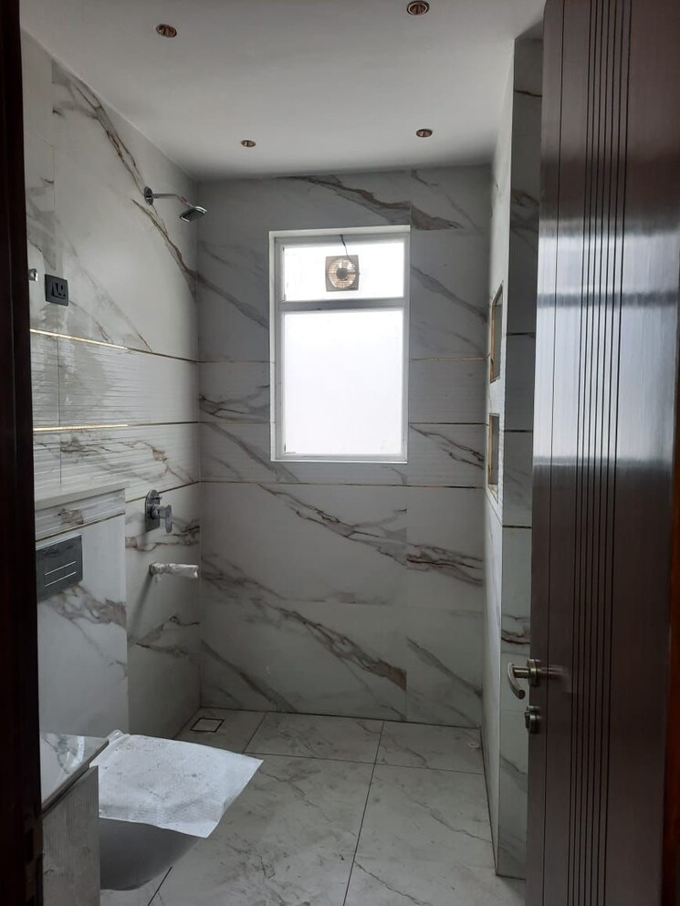 Bathroom, ansal-plaza-sector-23 4 Bedroom 307 Sq.Yd. Builder Floor In Sector 23 Gurgaon 8221991