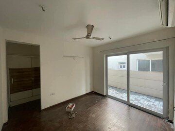 Room in 3 BHK Builder Floor at BPTP Amstoria, Sector 102 – for Rent