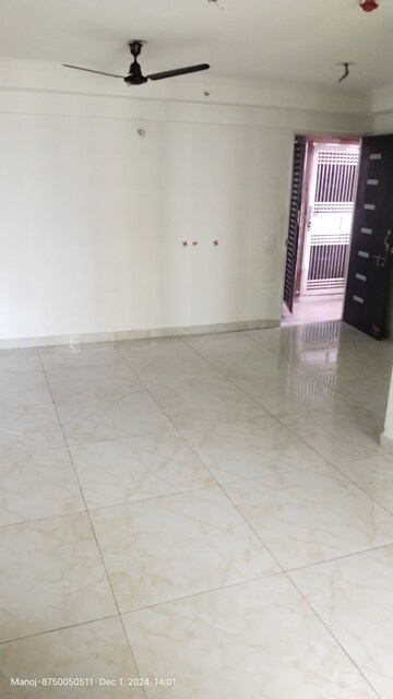 Room in 2 BHK Apartment at Gaurs Siddhartham, Siddharth Vihar – for Rent