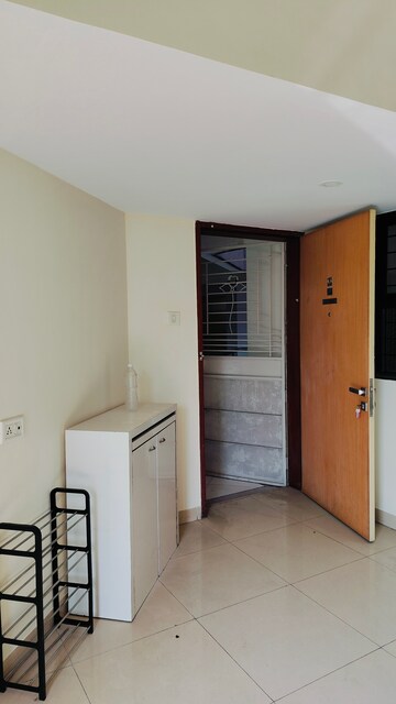 Room in 2 BHK Apartment at Magarpatta Trillium, Hadapsar – for Rent