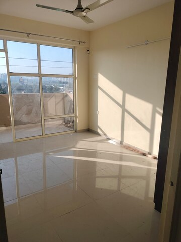 Room in 2 BHK Apartment at Signature Global Signum 93, Sector 93 – for Rent