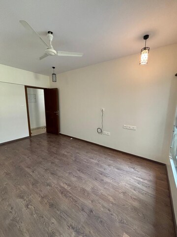 Room in 1 BHK Apartment at K Raheja Vistas, Andheri East – for Rent