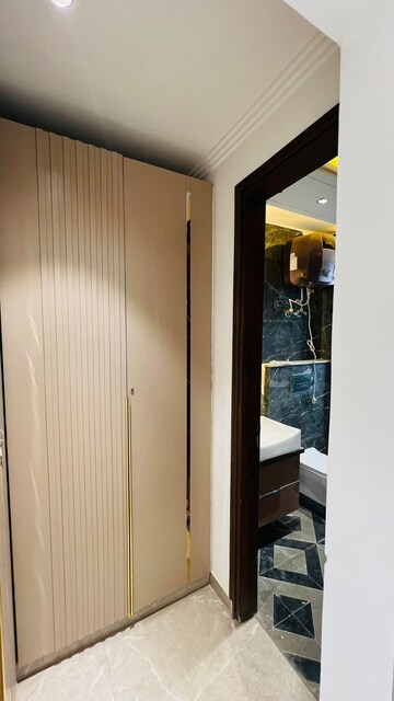 Building Lobby in 4 BHK Builder Floor at Sushant Lok 2, Sector 57 – for Sale