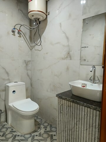 Bathroom in 1 RK Builder Floor at Sector 27 – for Rent