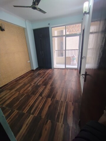 Room in 3 BHK Apartment at Gaur City 2 - 14th Avenue, Sector 16c Greater Noida – for Rent
