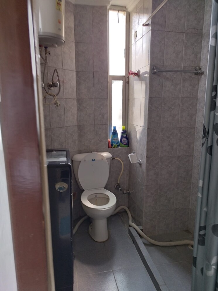 Bathroom, dlf-silver-oaks 2 Bedroom 1105 Sq.Ft. Builder Floor In Sector 26 Gurgaon 8222438