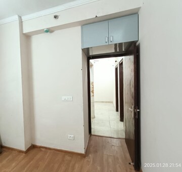 Room in 2 BHK Apartment at Amrapali Golf Homes, Sector 4, Greater Noida – for Rent