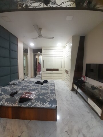 Bedroom in 2 BHK Apartment at Malabar Hill – for Rent