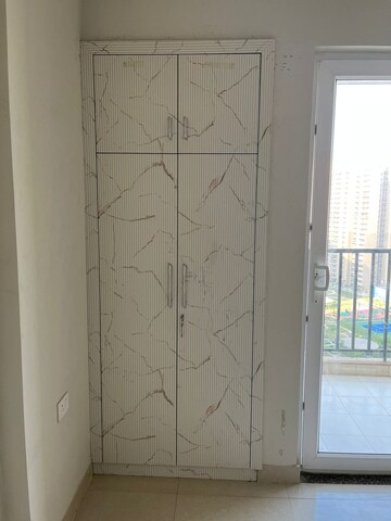 Room in 2.5 BHK Apartment at Tata Eureka Park, Sector 150 – for Rent