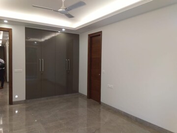 Room in 4 BHK Apartment at Sarvodya Enclave – for Rent