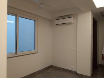 Room in 4 BHK Apartment at Sarvodya Enclave – for Rent