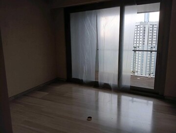 Room in 3 BHK Apartment at Lodha World Crest, Worli – for Rent