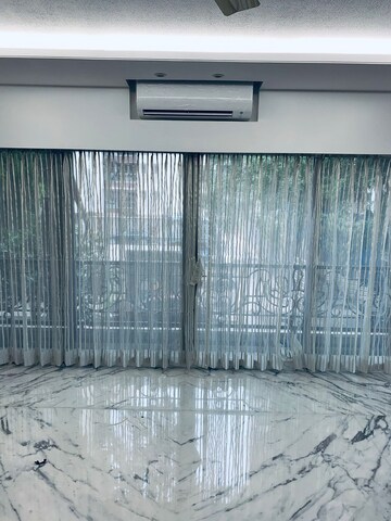 Room in 3 BHK Apartment at Bandra West – for Rent