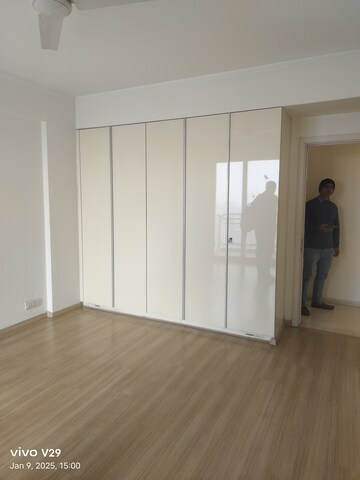 Room in 3 BHK Apartment at Tata Primanti Phase 2, Sector 72 – for Rent