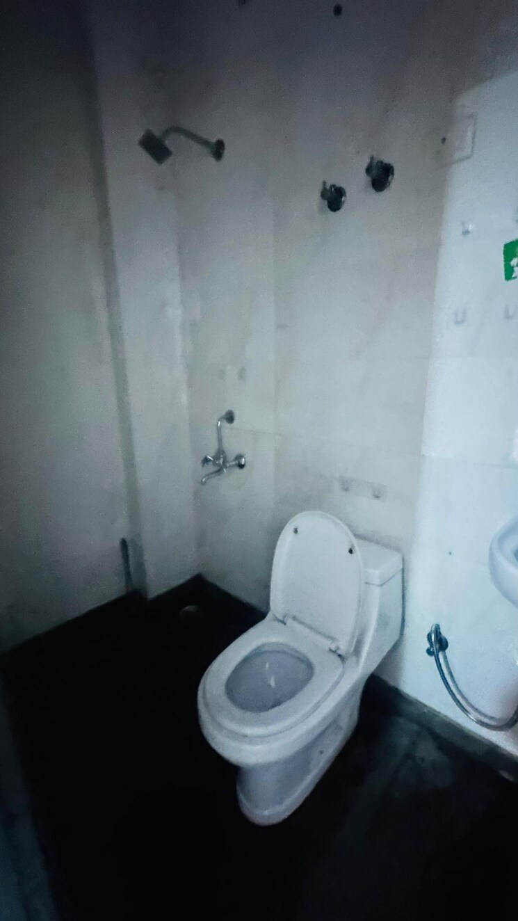 Bathroom, palm-residency-chhatarpur 3 Bedroom 150 Sq.Yd. Apartment In Chattarpur Delhi 8222999