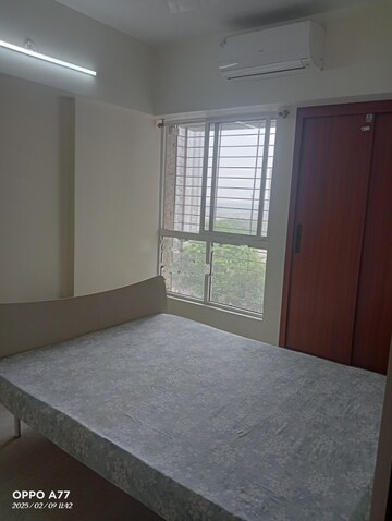 Room in 2 BHK Apartment at Lodha Amara, Kolshet Road – for Rent