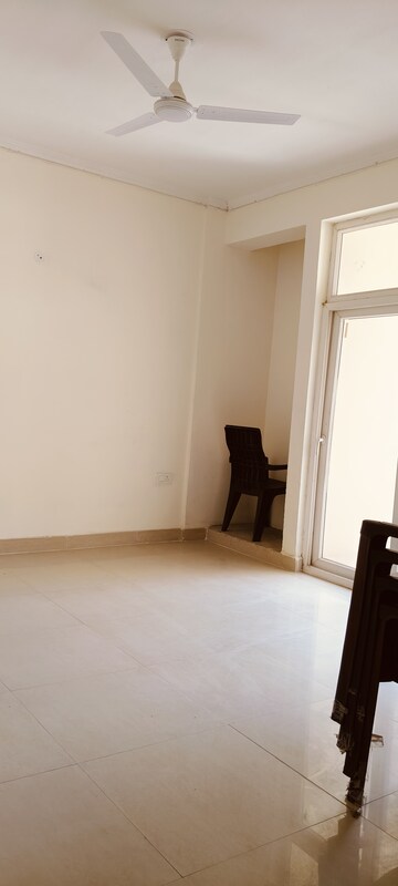 Room in 4 BHK Apartment at Amrapali Silicon City, Sector 76 – for Sale