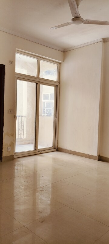 Room in 4 BHK Apartment at Amrapali Silicon City, Sector 76 – for Sale
