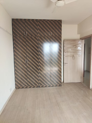 Room in 4 BHK Apartment at DLF Express Greens, Manesar Sector 1a – for Rent