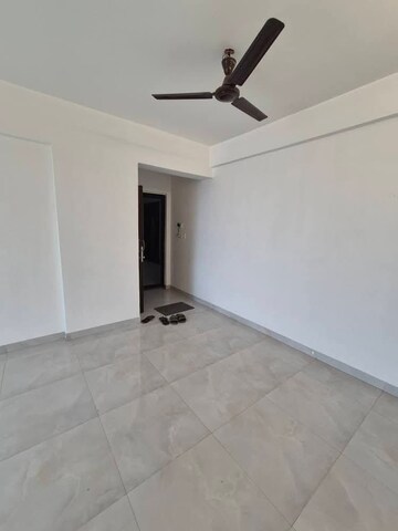 Room in 2 BHK Apartment at Hubtown Hillcrest, Andheri East – for Rent