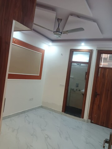Room in 3 BHK Builder Floor at Dwarka Mor – for Rent