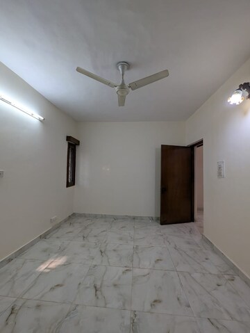 Room in 3 BHK Apartment at Vasant Kunj – for Rent