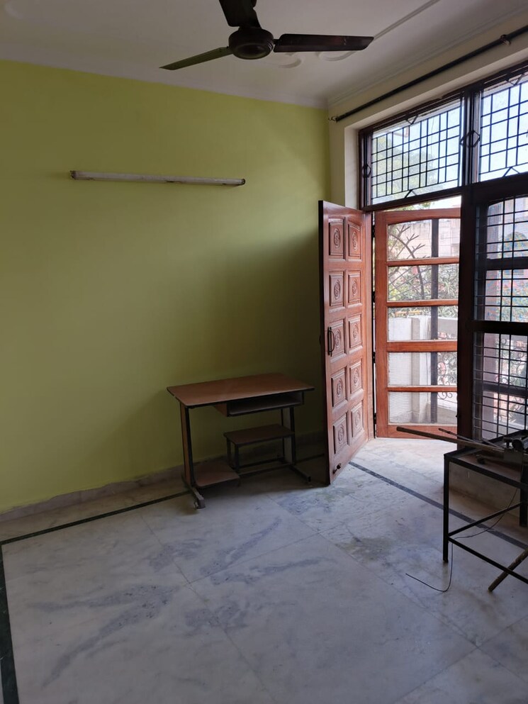 Room, sector 23a 3 Bedroom 100 Sq.Yd. Independent House In Sector 23a Gurgaon 8223569