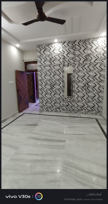 Room in 4 BHK Independent House at Jankipuram – for Sale