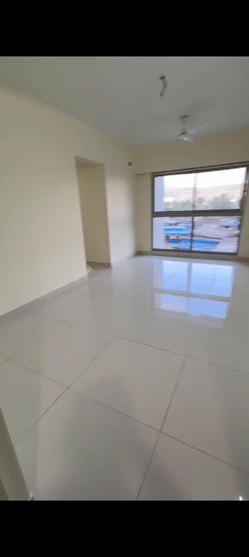 Room in 2 BHK Apartment at Shapoorji Pallonji Astron, Kandivali East – for Rent
