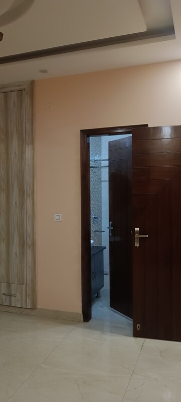 Building Lobby in 3 BHK Builder Floor at Raja Garden, Sector 19 – for Rent