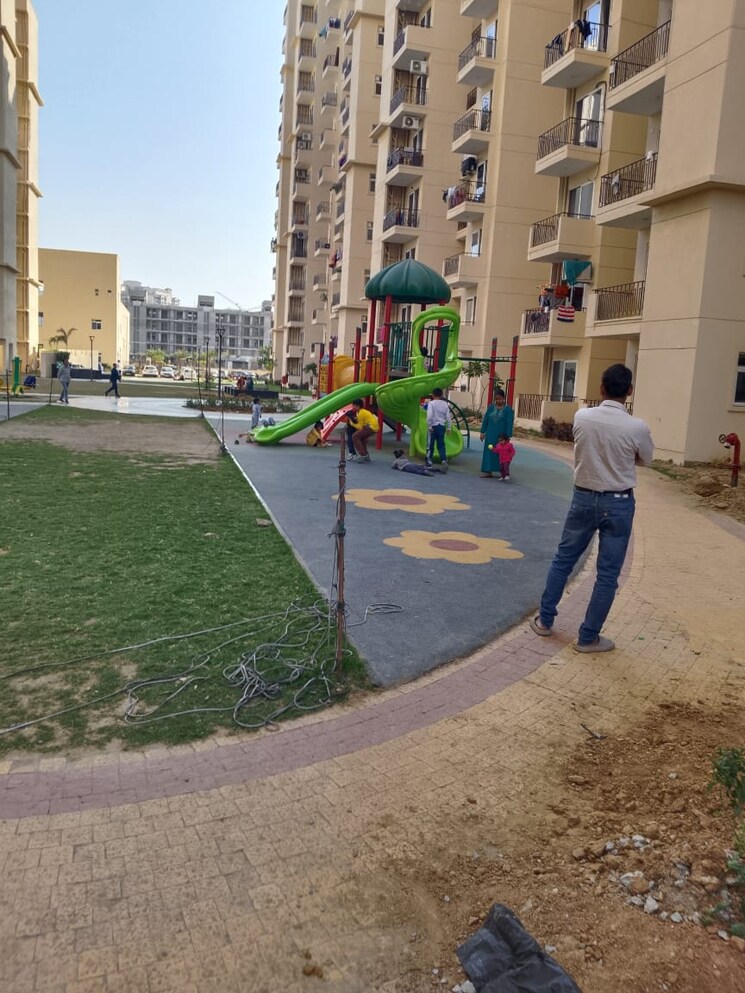 Swimming Pool, signature-global-city-93 2 Bedroom 691 Sq.Ft. Apartment In Sector 93 Gurgaon 8223991