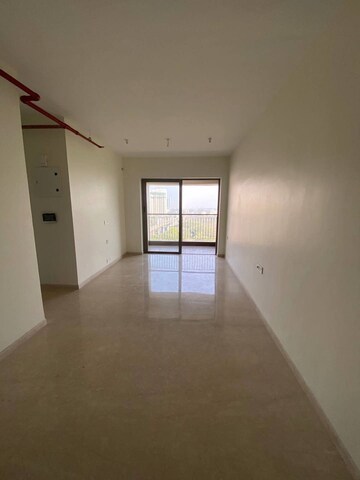 Room in 2 BHK Apartment at Kalpataru Paramount, Kapur Bawdi – for Rent