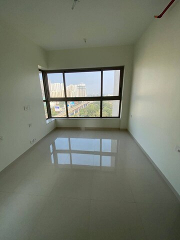 Room in 2 BHK Apartment at Kalpataru Paramount, Kapur Bawdi – for Rent