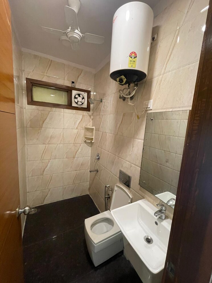 Bathroom, lajpat nagar i 2 Bedroom 900 Sq.Ft. Builder Floor In Lajpat Nagar I Delhi 8224373