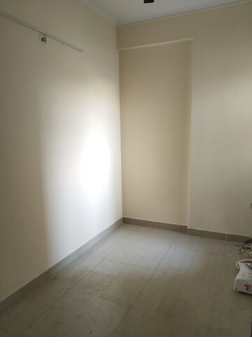 Room in 2.5 BHK Apartment at Amrapali Leisure Park, Amrapali Leisure Valley – for Rent