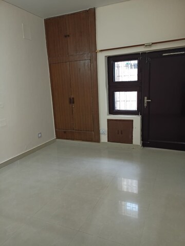 Room in 5 BHK Independent House at Sector 14 – for Rent