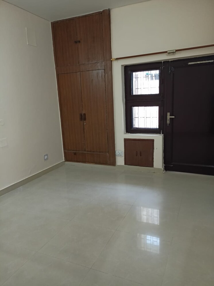 Room, sector 14 5 Bedroom 350 Sq.Yd. Independent House In Sector 14 Faridabad 7302979